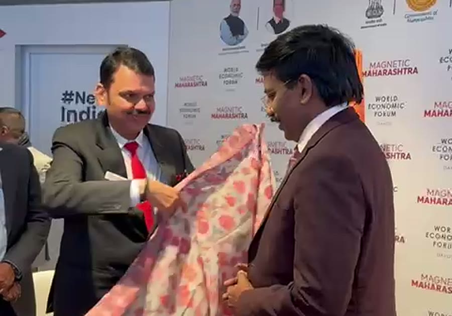 Chief Minister Shri Devendra Fadnavis honours the VITPARK leadership at Davos